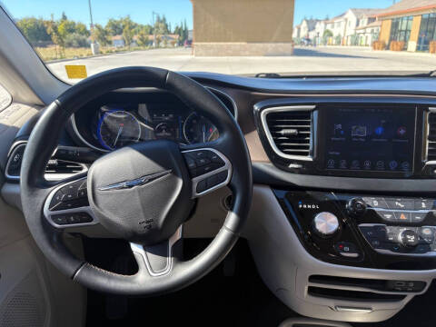 2017 Chrysler Pacifica Touring-L