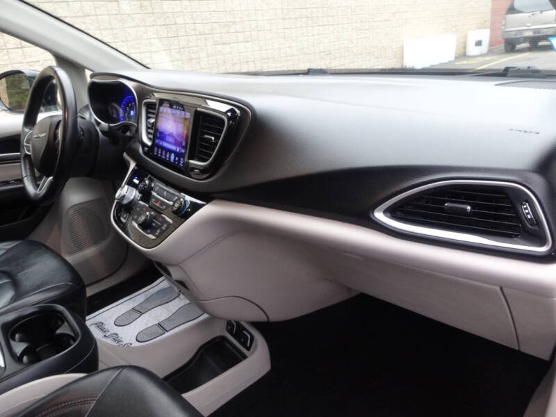2017 Chrysler Pacifica Touring-L