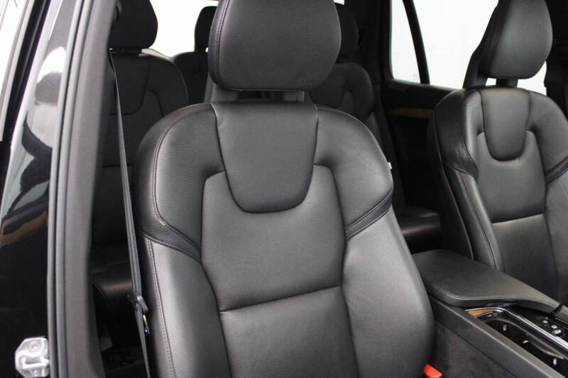 2022 Volvo XC90 T6 Momentum 6-Passenger