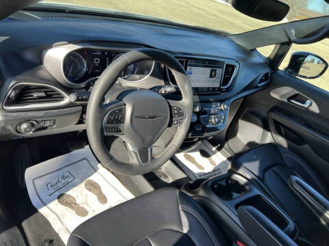 2025 Chrysler Pacifica Select