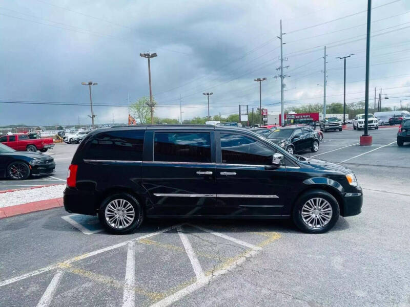 2013 Chrysler Town and Country Touring-L