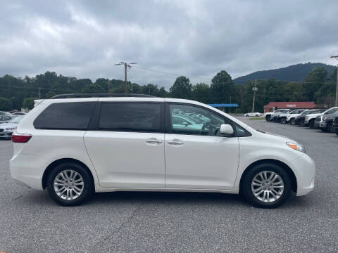 2017 Toyota Sienna XLE 7-Passenger Auto Access Seat