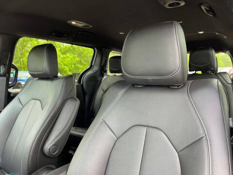 2027 Chrysler Pacifica Select