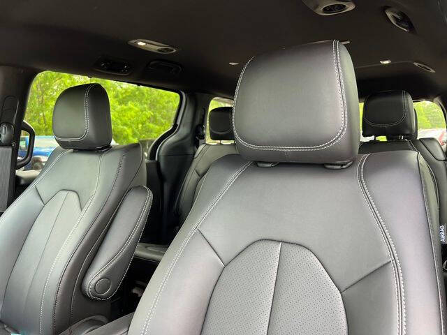 2027 Chrysler Pacifica Select