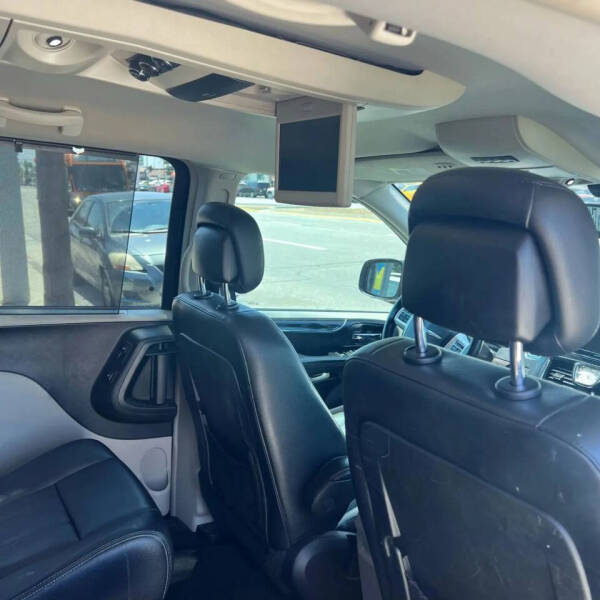 2014 Chrysler Town and Country Touring-L