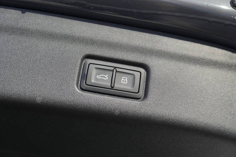 2025 Audi Q6 e-tron quattro Premium Plus