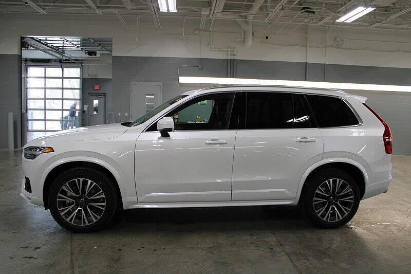 2021 Volvo XC90 T6 Momentum 6-Passenger