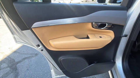 2017 Volvo XC90 T6 Momentum