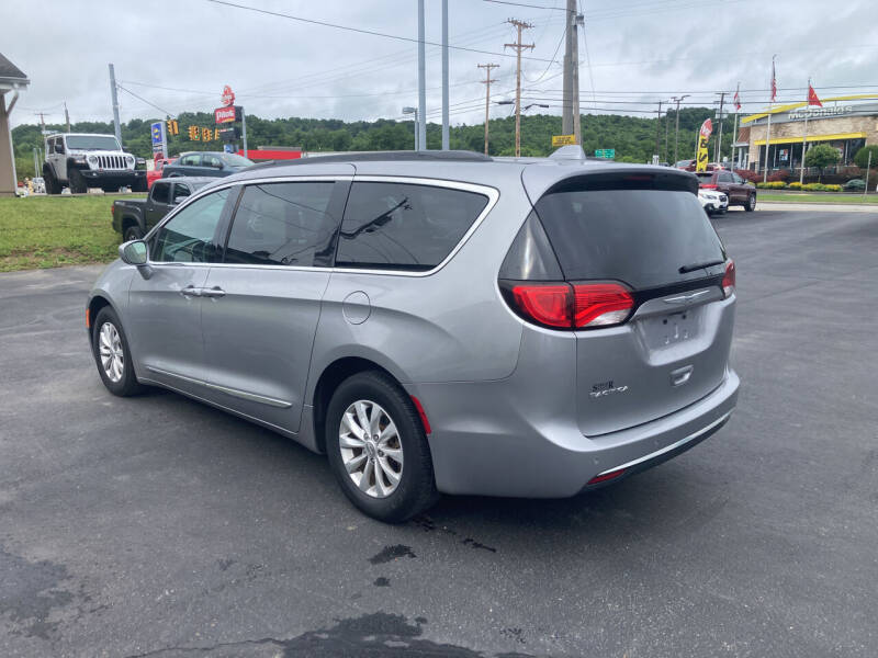 2017 Chrysler Pacifica Touring-L photo 6