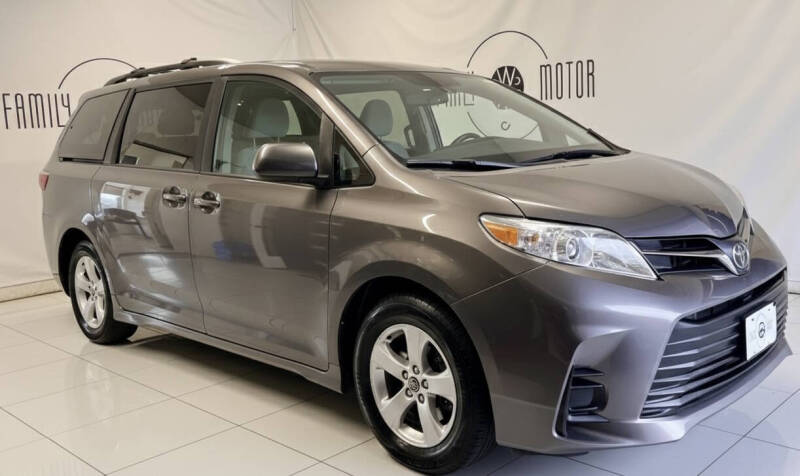 2018 Toyota Sienna LE's photo