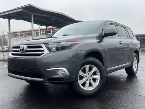 2013 Toyota Highlander for sale at MAGIC AUTO SALES in Little Ferry NJ