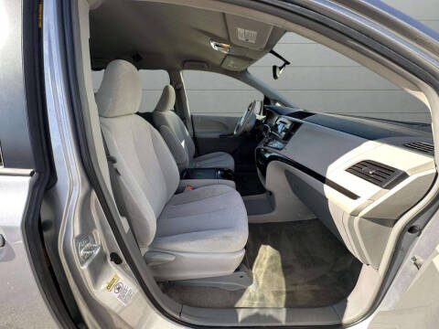 2013 Toyota Sienna LE 8-Passenger