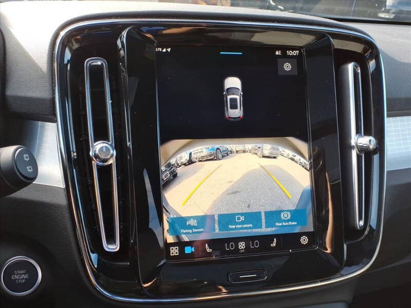 2025 Volvo XC40 B5 Core Bright Theme