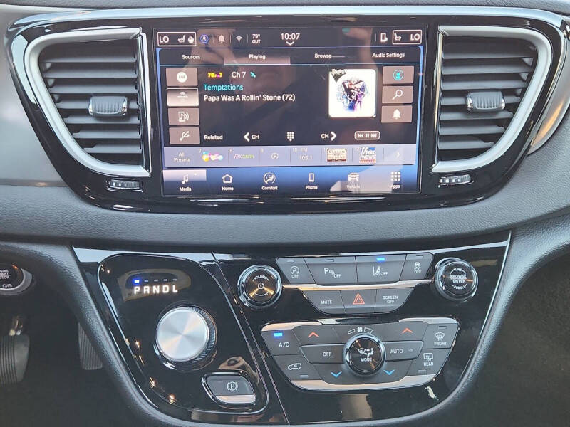 2025 Chrysler Pacifica Select