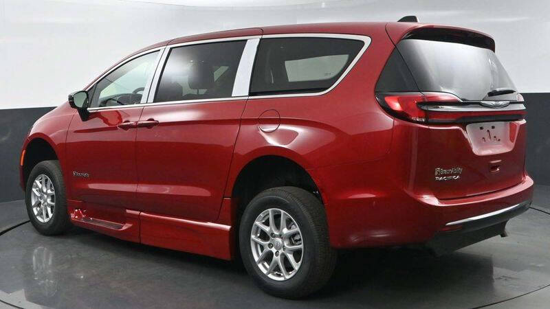 2025 Chrysler Pacifica Select