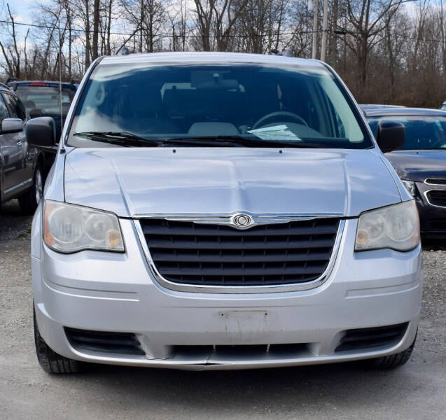 2008 Chrysler Town and Country for sale at PINNACLE ROAD AUTOMOTIVE LLC in Moraine OH