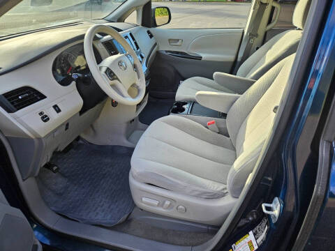 2011 Toyota Sienna LE 7-Passenger Auto Access Seat