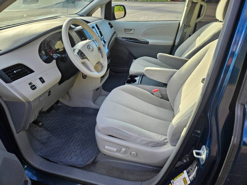 2011 Toyota Sienna LE 7-Passenger Auto Access Seat