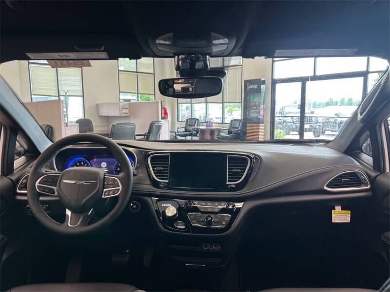 2025 Chrysler Pacifica Select