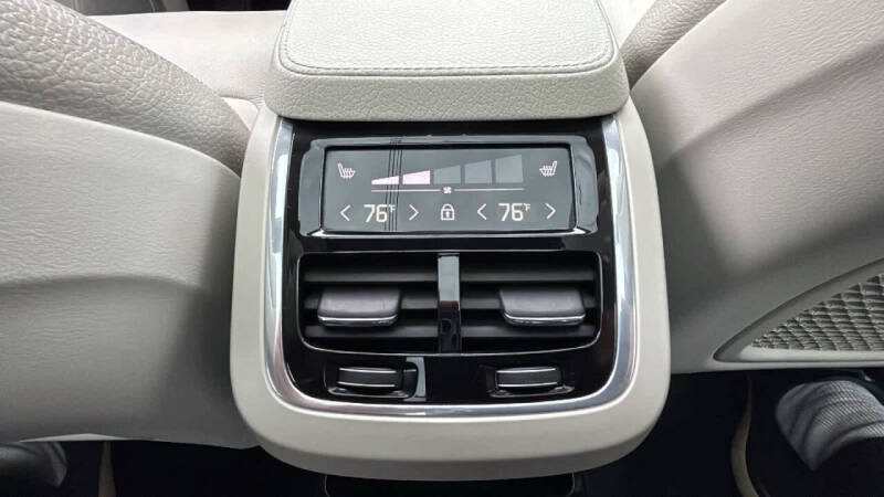 2020 Volvo XC90 T6 Momentum 6-Passenger