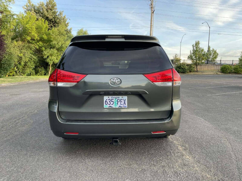 2014 Toyota Sienna LE 8-Passenger