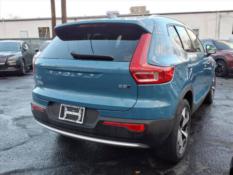 2025 Volvo XC40 B5 Plus Bright Theme