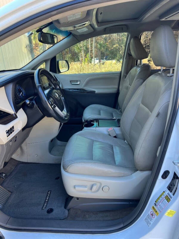 2017 Toyota Sienna XLE 7-Passenger Auto Access Seat