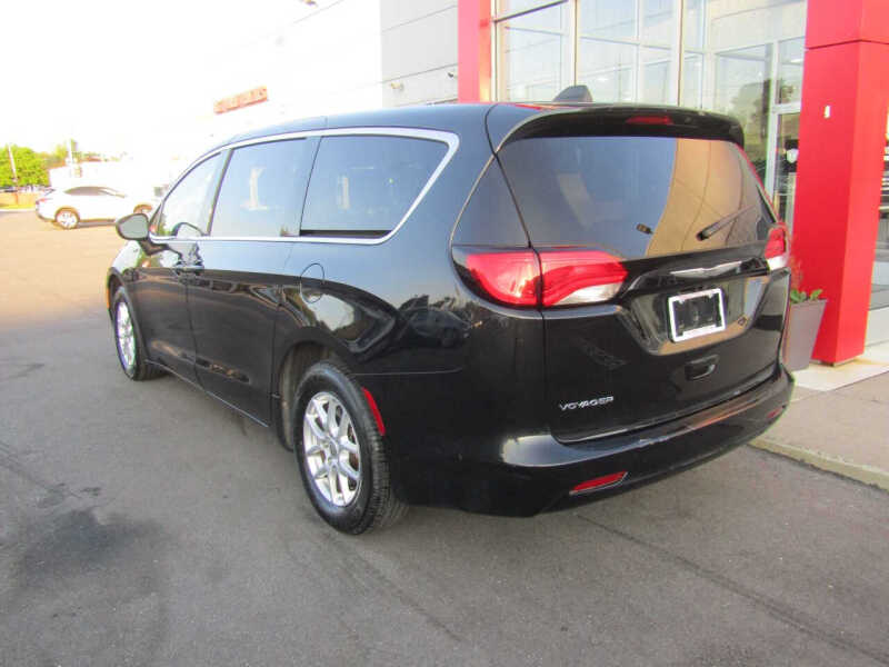 2022 Chrysler Voyager LX