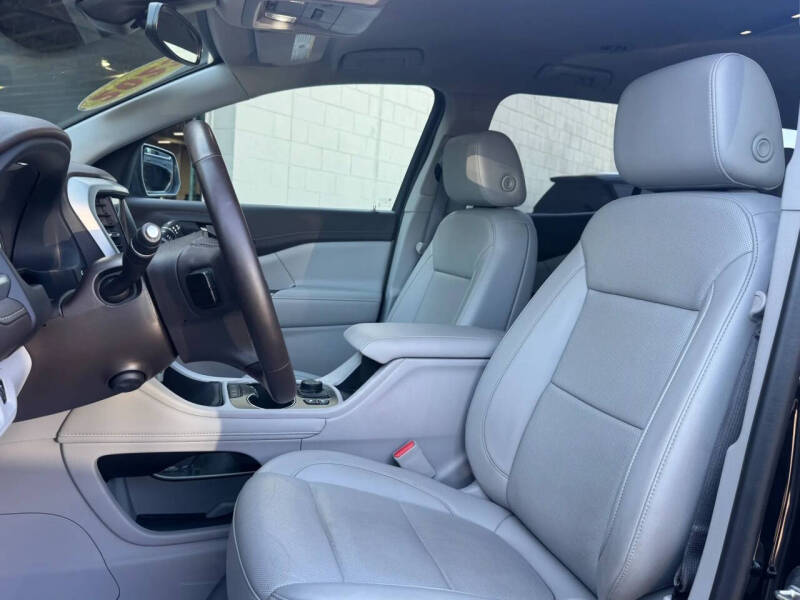 2023 GMC Acadia SLT