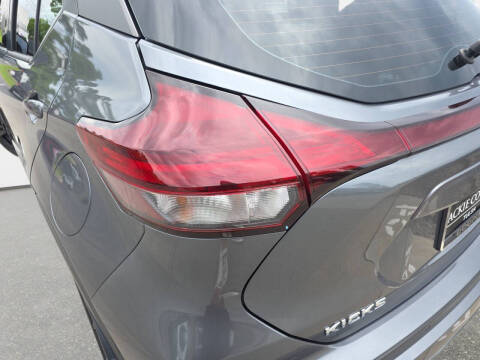 2023 Nissan Kicks SR