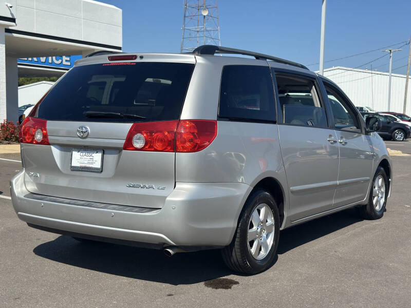 2010 Toyota Sienna LE's photo