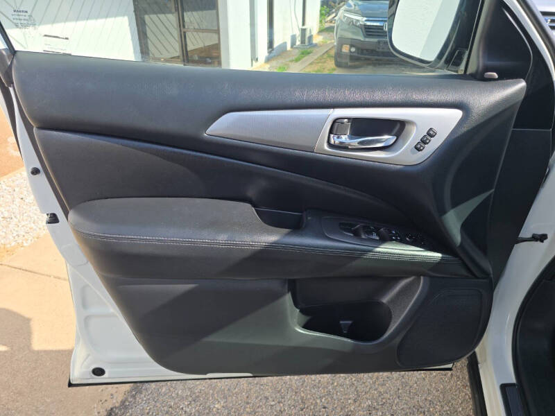2017 Nissan Pathfinder SL