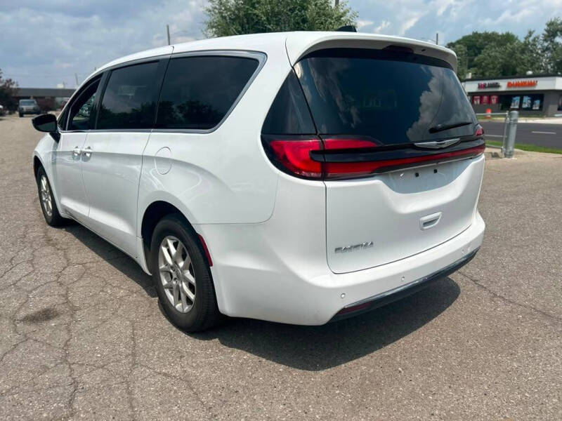 2025 Chrysler Pacifica Select
