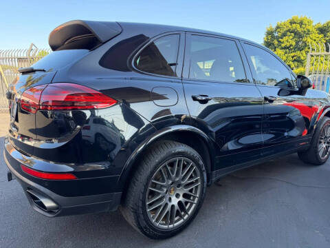 2017 Porsche Cayenne Platinum Edition