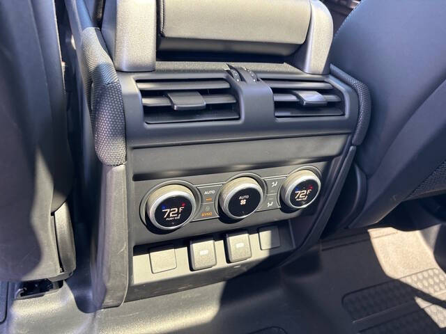 2024 Land Rover Defender 12