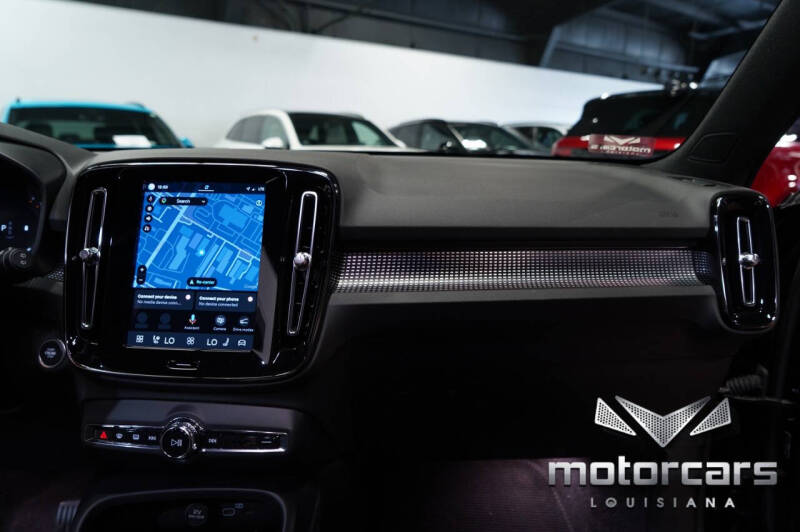 2023 Volvo XC40 B5 Plus Dark Theme