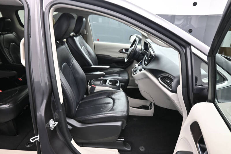 2017 Chrysler Pacifica Touring-L