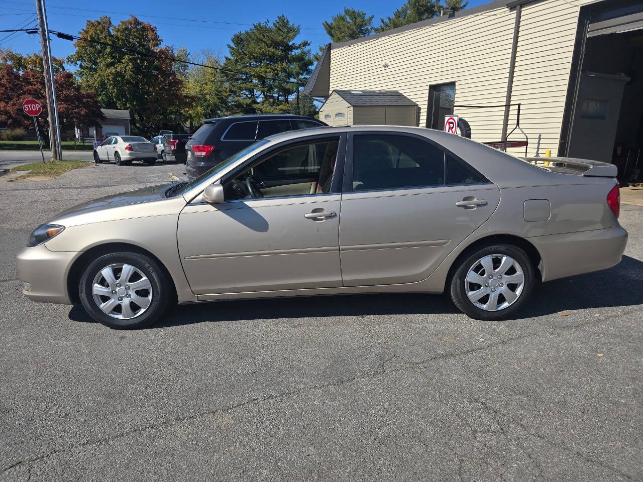 2004 Toyota Camry for sale at QUEENSGATE AUTO SALES in York, PA