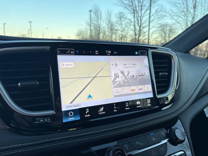 2026 Chrysler Pacifica Select