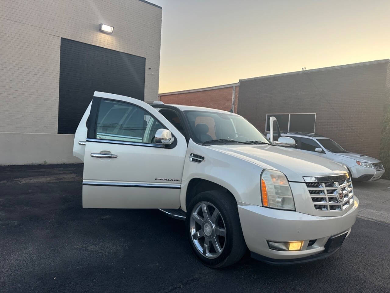 2008 Cadillac Escalade for sale at Sarenco Auto Inc in Dallas, TX