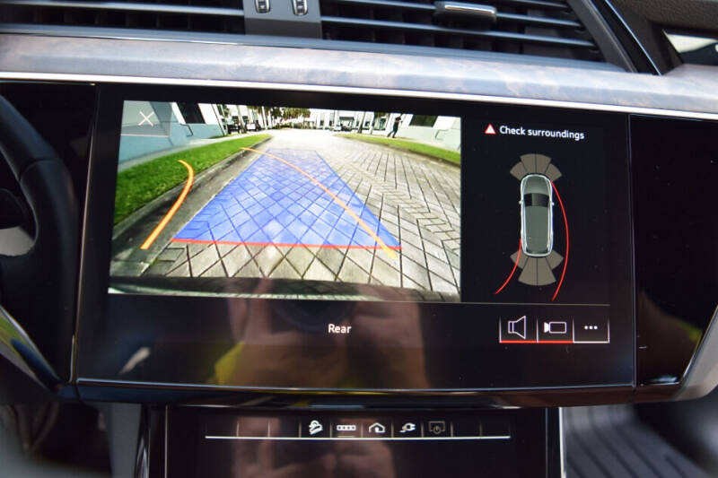 2022 Audi e-tron quattro Premium