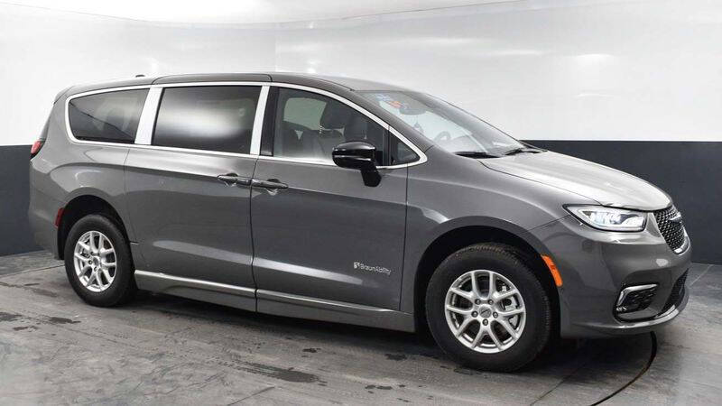 2025 Chrysler Pacifica Select