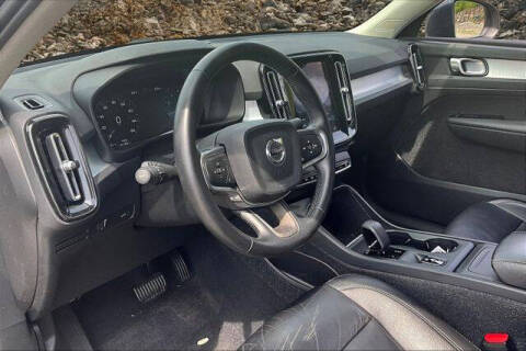 2022 Volvo XC40 T5 Momentum