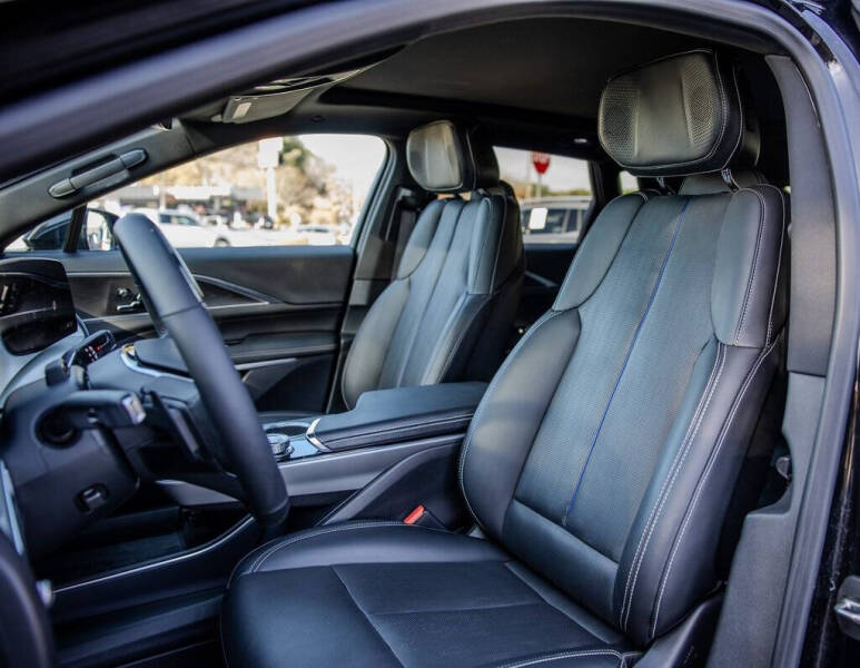 2024 Cadillac LYRIQ Luxury 2