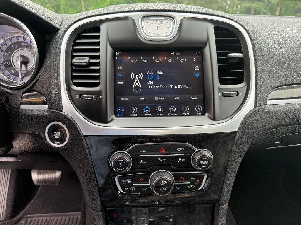 2019 Chrysler 300 27