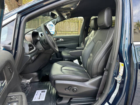 2025 Chrysler Pacifica Select