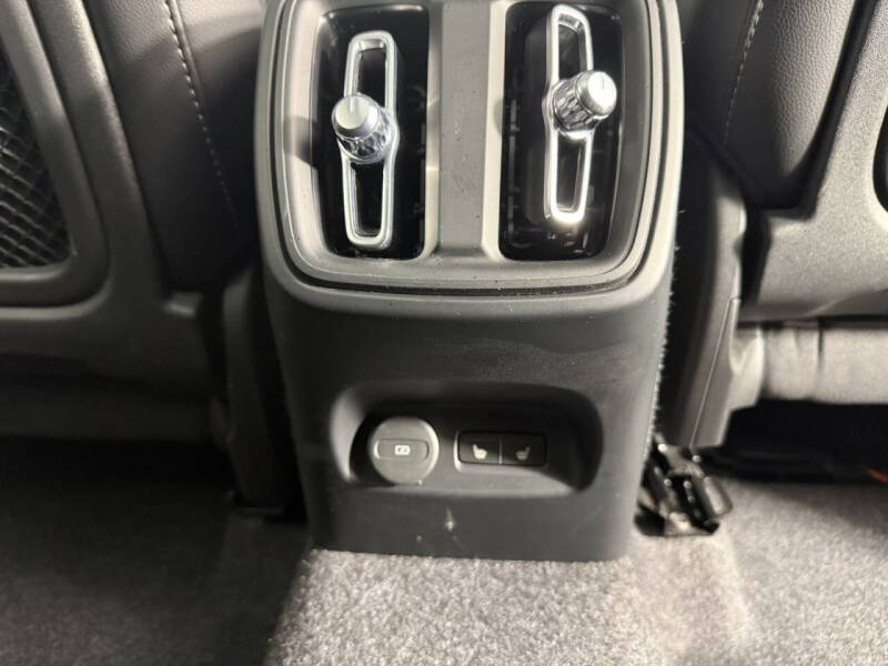 2025 Volvo XC40 B5 Plus Bright Theme