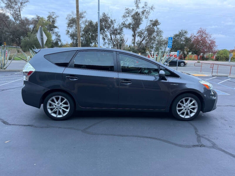 2014 Toyota Prius v Five