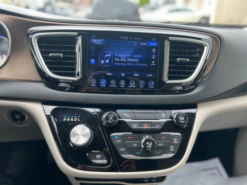 2017 Chrysler Pacifica Touring-L Plus