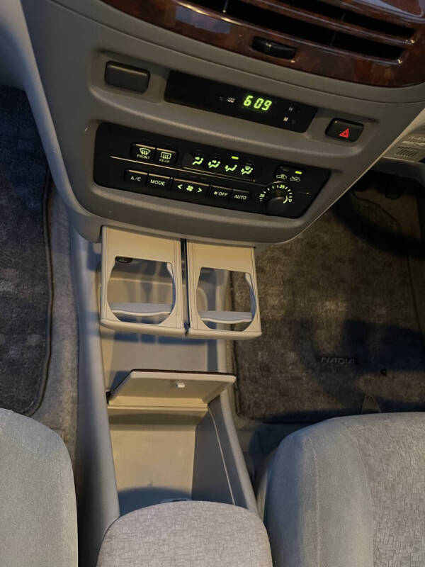 2000 Toyota Nadia